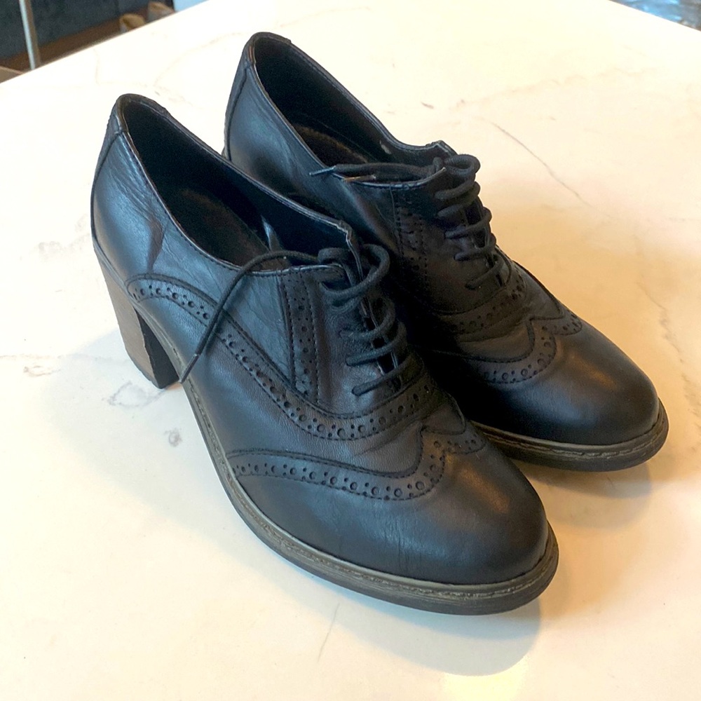 Barney’s New York heeled leather lace-up oxfords